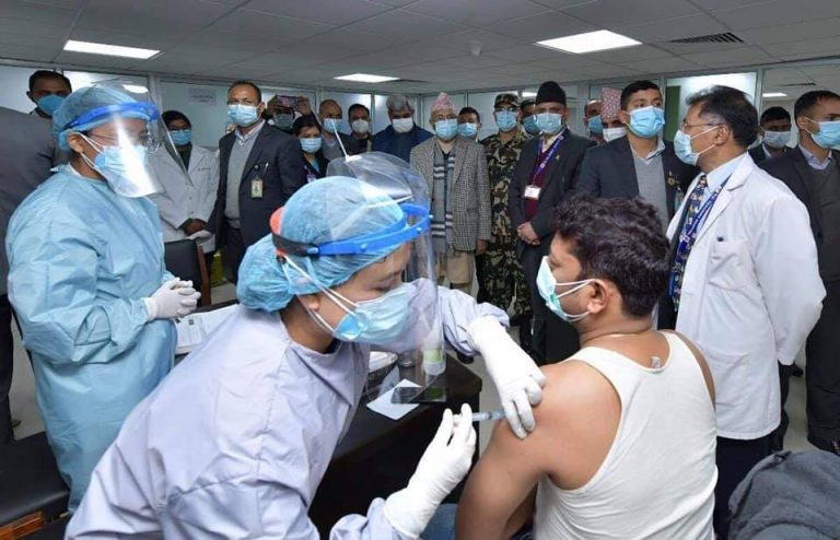 ६४ हजार बढी फ्रन्टलाइनरले लगाए कोरोना खोप
