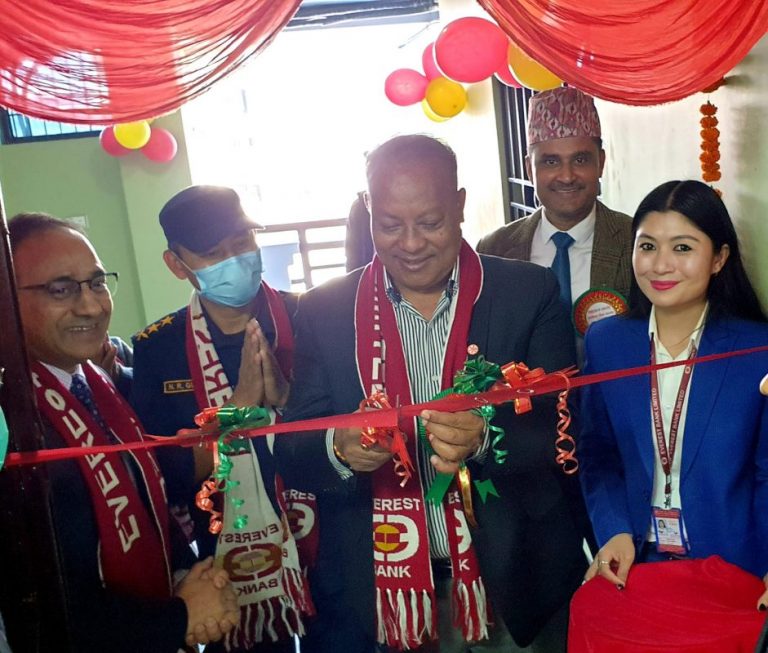 एभरेष्ट बैंकद्वारा चितवनको हाकिम चौकमा १०० औं शाखा उद्घाटन