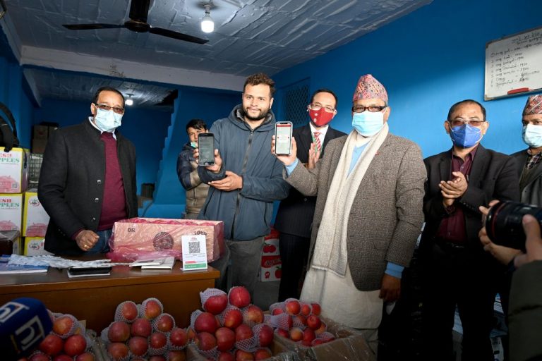 कुलेश्वरको फलफूल बजारमा नबिल बैंकको क्यूआर भुक्तानी