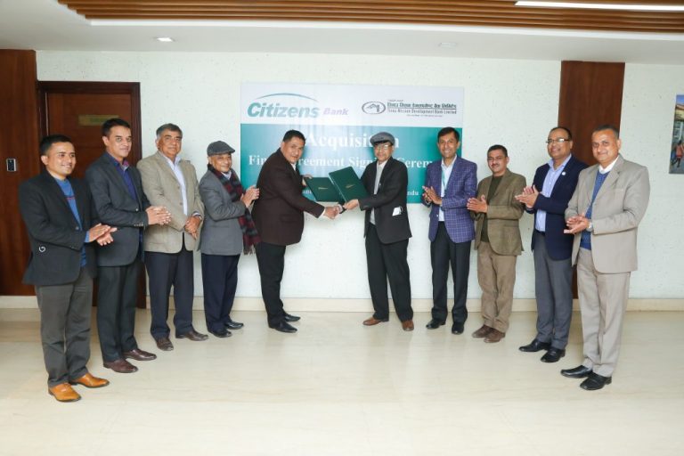 सिटिजन्स बैंकले तिनाउ मिसन डेभलपमेण्ट बैंकलाई प्राप्ति गर्ने अन्तिम सम्झौता पत्रमा हस्ताक्षर