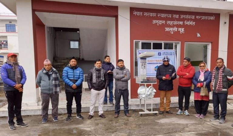ज्योति विकास बैंकद्वारा कपिलवस्तु सामुदायिक अस्पताललाई बेबी वार्मर (न्यानो नानी)प्रदान