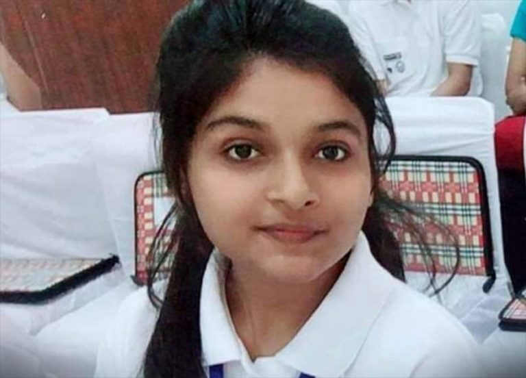 १९ वर्षीया सृष्टि बनिन् उत्तराखण्डको एकदिने मुख्यमन्त्री