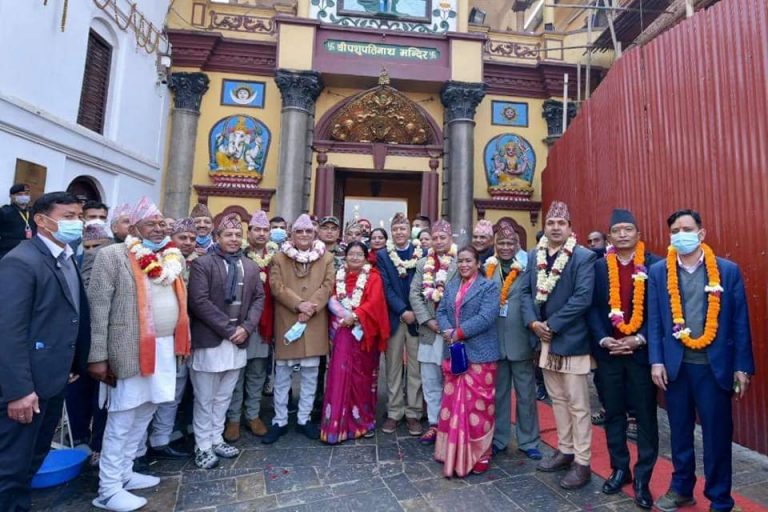 राष्ट्र कल्याणका लागि प्रधानमन्त्रीले गरे पशुपतिमा विशेष पूजा