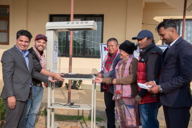 ज्योति विकास बैंकद्वारा सामरी स्वास्थ्य चौकीलाई बेबी वार्मर (न्यानो नानी) प्रदान