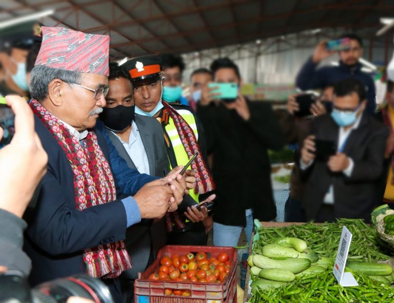 ग्वार्काे तरकारी बजारमा कुमारी बैंकको क्युआर भुक्तानी (QR payment) सेवा विस्तार