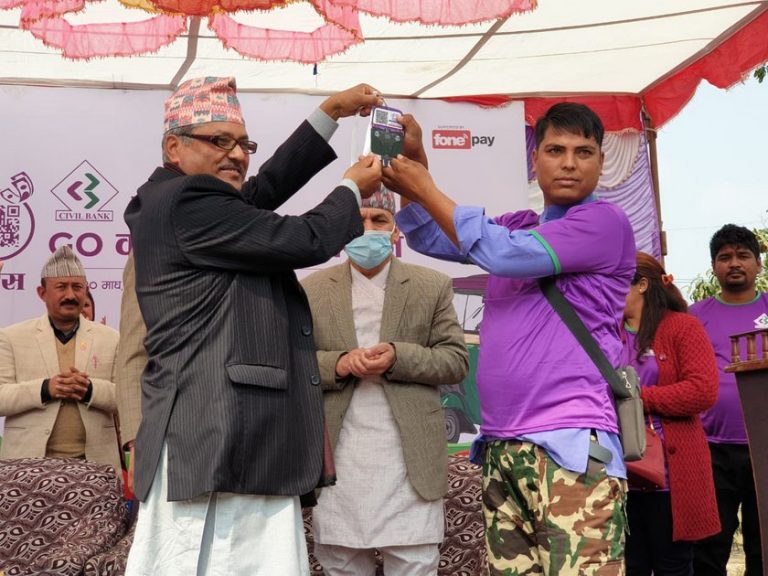 सिभिल बैंकको नगदरहित अभियान,टेम्पूको भाडा पनि क्यूआरबाटै तिर्न सकिने