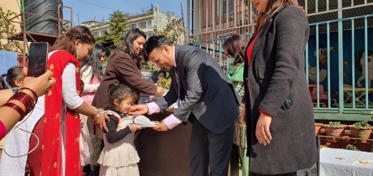 नेको इन्स्योरेन्सद्वारा विद्यार्थीहरुलाई स्टेशनरी सामान सहयोग