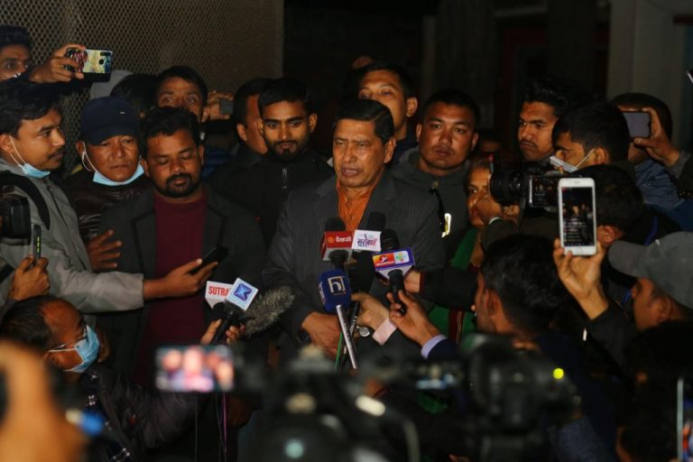 प्रचण्ड-नेपाल समूहको स्थायी कमिटीले लियो छुट्टिने निर्णय