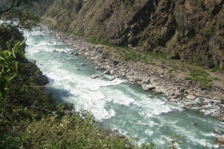 चार सन्तानसँगै कर्णालीमा हामफालिन् आमा, दुई शव भेटियो, तीन अझै बेपत्ता