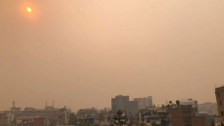 काठमाडाैकाे आकाश अचानक धुलाम्य 