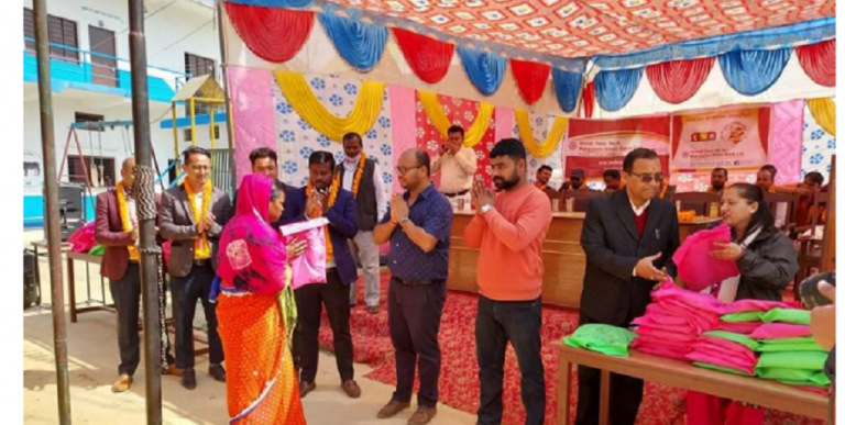 महालक्ष्मी विकास बेैंकद्वारा भैरहवाका २७० विद्यार्थीलाई विद्यालय पोशाक वितरण