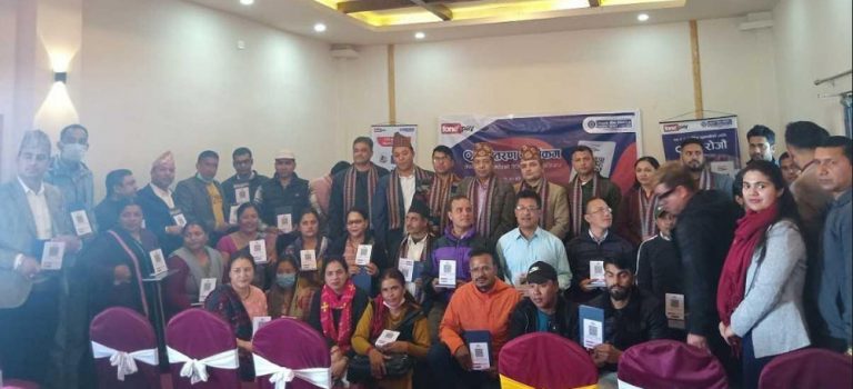 नेपाल बैंकले एकैदिन ११८ जनालाई वितरण गर्यो ‘फोन पे’को क्यूआर स्टेन्ड