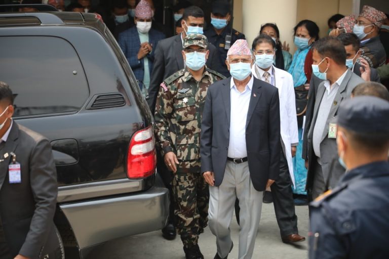 प्रधानमन्त्री ओलीले लगाए कोरोनाविरुद्धको खोप