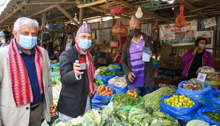 बैंक अफ काठमाण्डूको क्यूआर कोड सेवा माछापोखरीको तरकारी बजारमा
