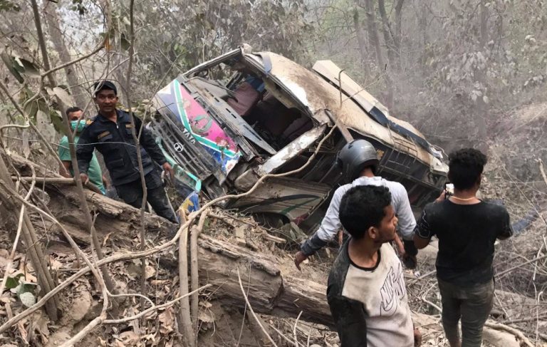 दाउन्नेमा बस दुर्घटना हुँदा तीन जनाको मृत्यु, २८ घाइते