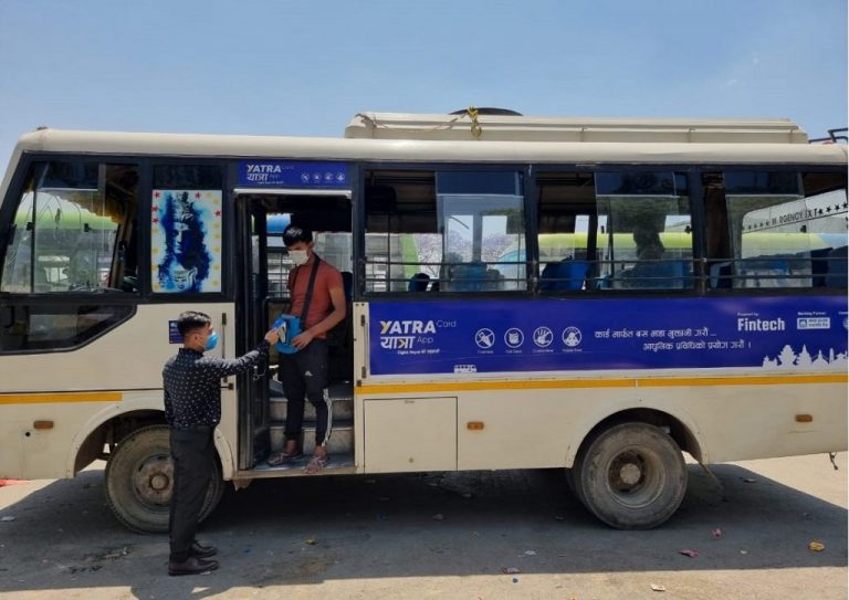 एनएमबी बैंकको ‘कन्ट्याक्टलेस’ कार्डबाट बस भाडा तिर्न सकिने