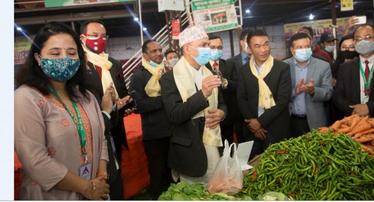 धुम्बाराही तरकारी तथा फलफुल विक्री केन्द्रमा नबिल बैंकको क्यूआर भुक्तानी सेवा सुरु