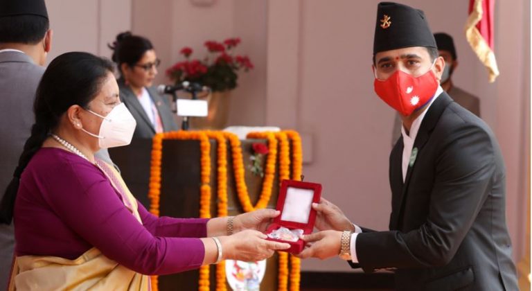 राष्ट्रपतिद्वारा एन आई सी एशिया बैंकका प्रमुख कार्यकारी अधिकृत रोशन कुमार न्यौपानलाई ‘प्रबल जनसेवा श्री (चतुर्थ)’ विभूषण प्रदान