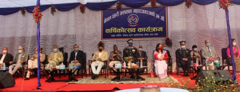 राष्ट्रिय वाणिज्य बैंकद्धारा नेपाल प्रहरी अस्पताललाई क्युआर कोड र पिआएस मेसिन हस्तान्तरण