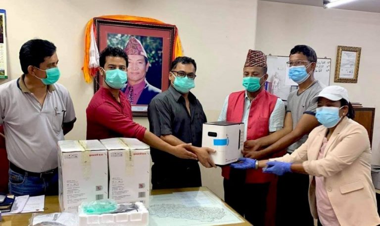 गोरखा र चितवनका ग्रामीण भेगका स्वास्थ्य केन्द्रलाई लक्ष्मण बाबु ट्रष्टद्धारा स्वास्थ्य साम्रग्री प्रदान