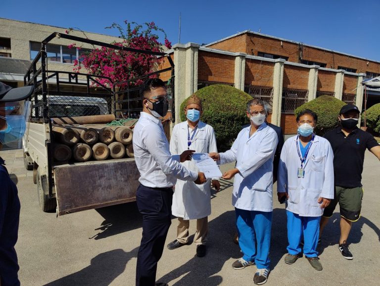 नेपाली युवा उद्यमी मञ्च वीर र शिक्षण अस्पताललाई अक्सिजन सिलिन्डर प्रदान