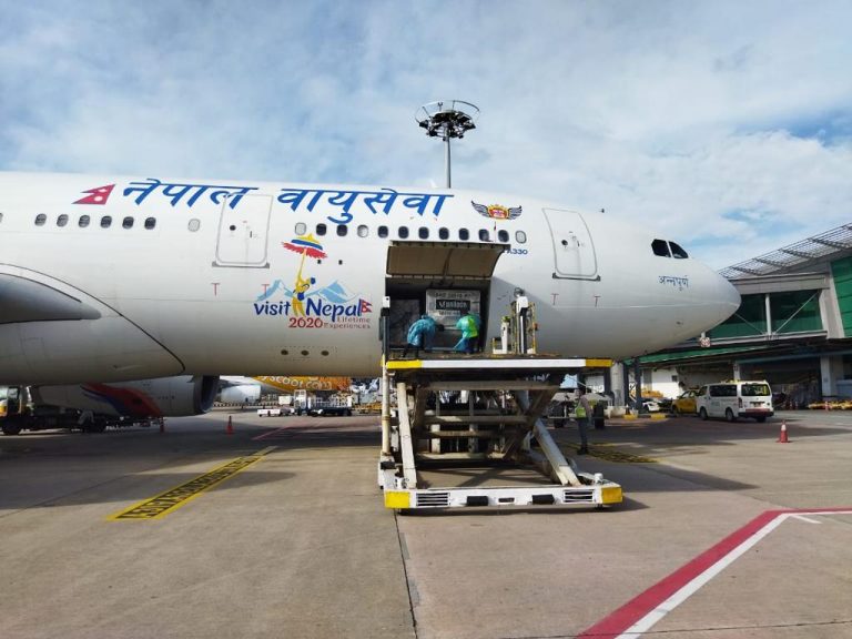 सिंगापुरबाट १३ टन कोभिड–१९ सम्बन्धी सहायता नेपाल आई पुग्यो
