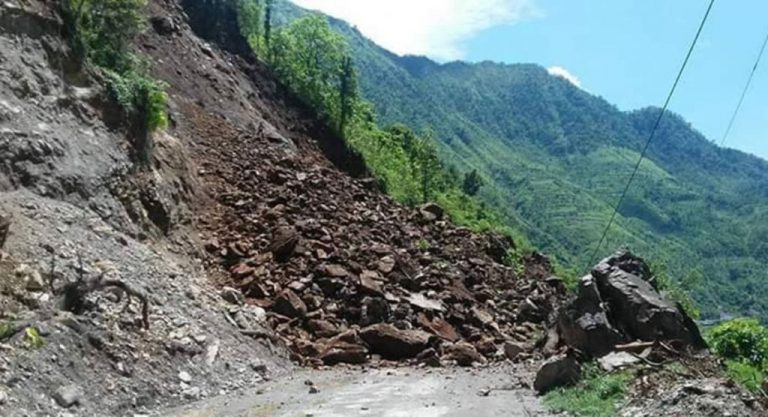 अवरुद्ध राजमार्गहरू तत्काल खुलाउन यातायात व्यवसायीहरूको माग