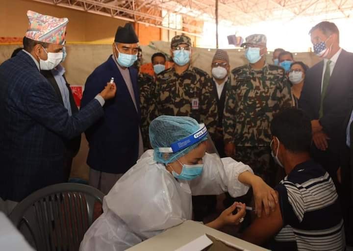 अमेरिकी राजदूतसँग काठमाडौंका विभिन्न खोप केन्द्रमा प्रधानमन्त्री देउवा