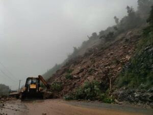 वर्षाका कारण  सडक अवरुद्ध हुँदा यात्रुलाई सास्ती