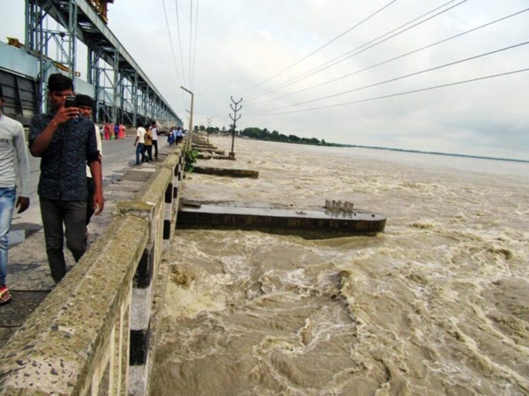 कोशी पुलमा यातायात पूर्णरुपमा बन्द