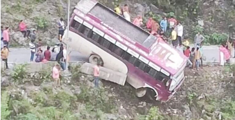 यसरी भिरमा अड्कियो बस, चालकको चलाखीले बचे ३० यात्रु