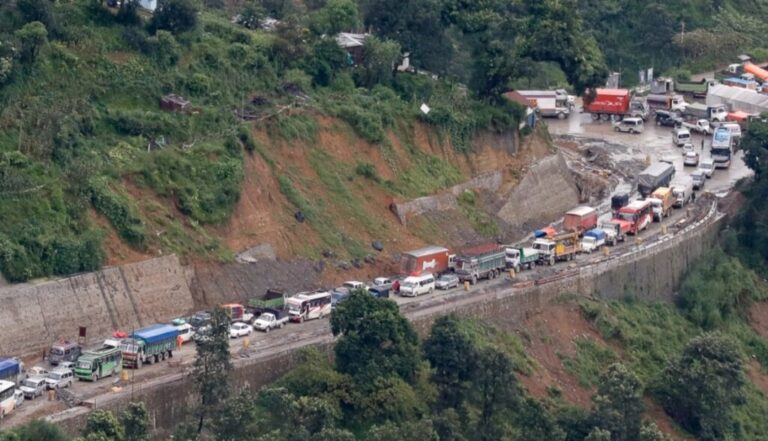 काठमाडौं प्रवेशको मुख्य नाका नागढुङ्गामा फेरि पहिरो, सडक खण्ड दुुईतर्फी नै बन्द