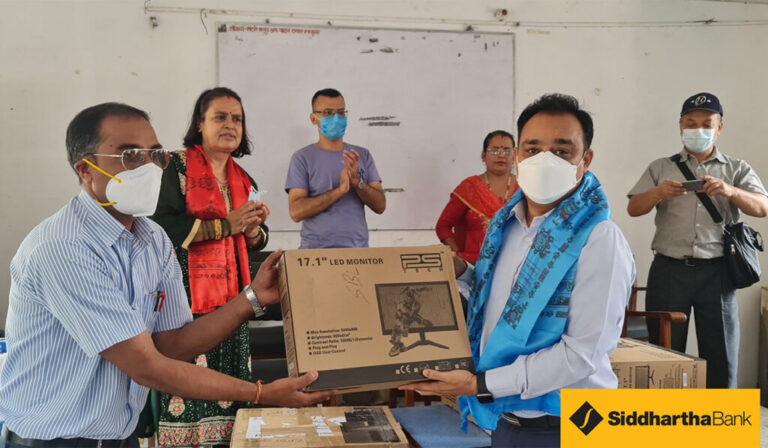 आदर्श कन्या निकेतनलाई सिद्धार्थ बैंकको कम्प्युटर सहयोग