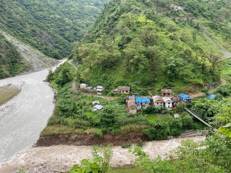 दरखोलाको बाढीले लघु जलविद्युत परियोजनाको विद्युत गृह बगायो