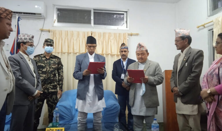 सुदूरपश्चिम प्रदेशमा थपिएका मन्त्री र राज्यमन्त्रीले लिए शपथ