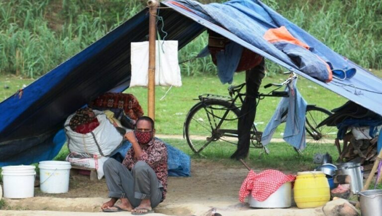 आठ वर्षदेखि त्रिपालमै दसैं मनाउँदै बाढीपीडितहरू