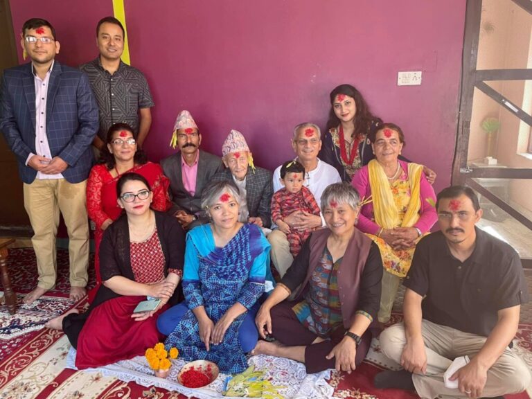 डा.बाबुराम भट्टराईले लगाए ९२ वर्षीय बुवाको हातबाट दसैंकाे टीका