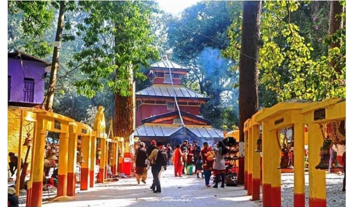 बागलुङकाे कालिका मन्दिरमा भक्तजनको घुइँचो