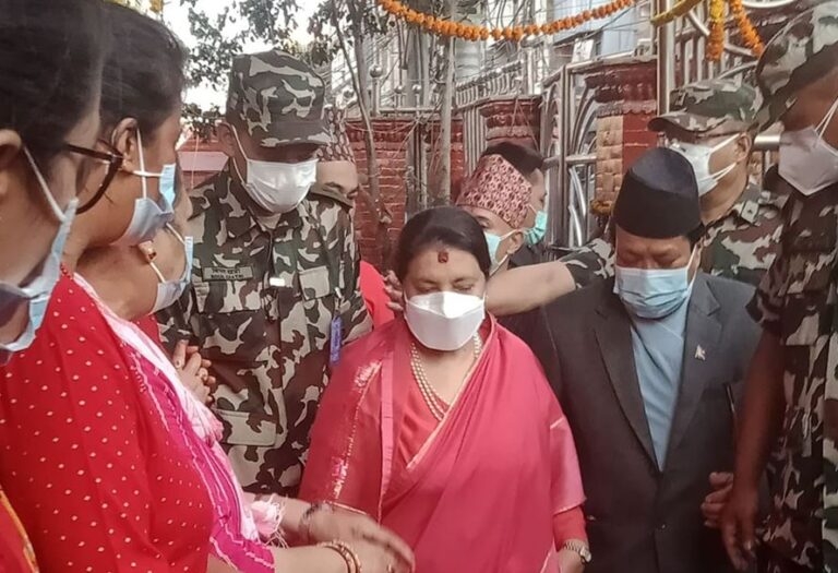 स्वास्थ्य सेवामा सबै नागरिकको सहज पहुँच हुनुपर्नेमा राष्ट्रपतिकाे जाेड