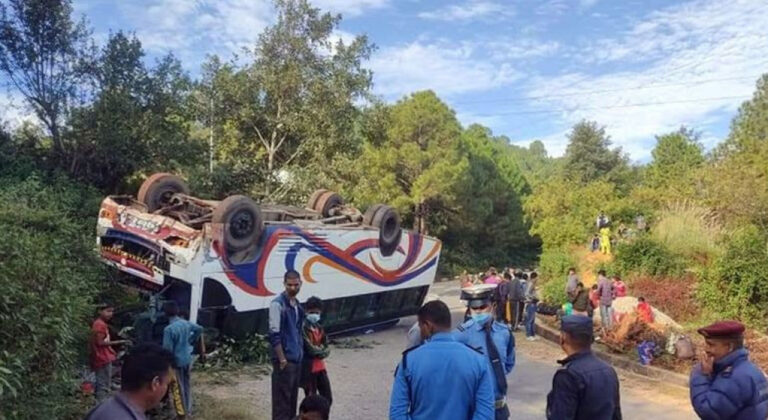 डडेल्धुरामा ६० यात्रु बाेकेकाे बस दुर्घटना, १६ जना घाइते