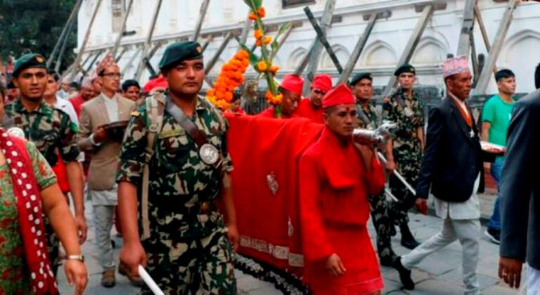 दसैँ घरमा दिउँसो चार बजे फूलपाती भित्र्याइने