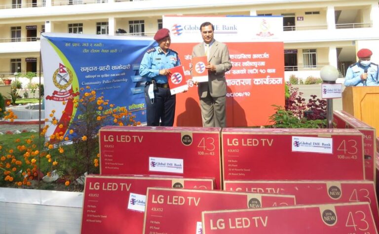 ग्लोबल आइएमई बैंकद्वारा महानगरीय प्रहरी ललितपुरलाई १० थान एलइडी टिभी हस्तान्तरण