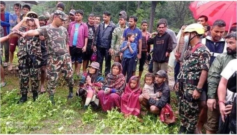 महाकाली नदीमा फसेका एकै परिवारका पाँच जनाको सकुशल उद्धार
