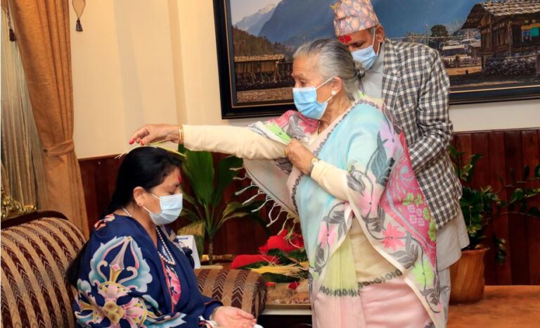 राष्ट्रपतिद्वारा आमाकाे हातबाट विजयादशमीको टीका ग्रहण
