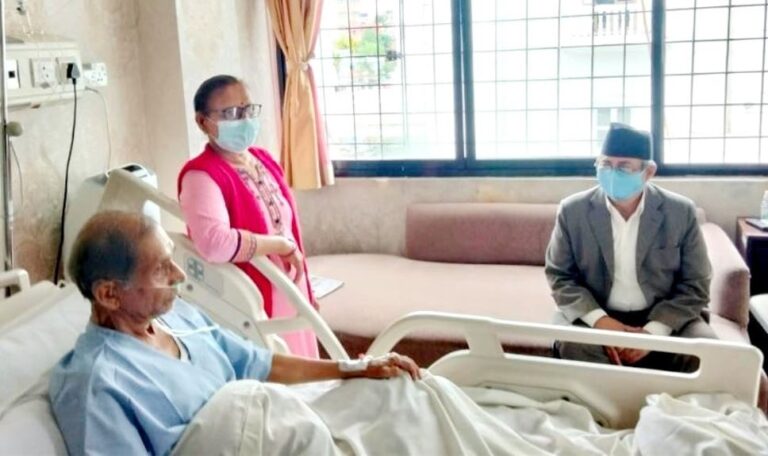 गृहमन्त्री खाणद्वारा मोहन वैद्यको स्वास्थ्य अवस्थाबारे जानकारी