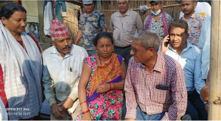 कञ्चनपुरका बाढी पीडित माझ पुगेर रमेश लेखकले भने,’राहत उपलब्ध गराउन प्रतिबद्ध छु’