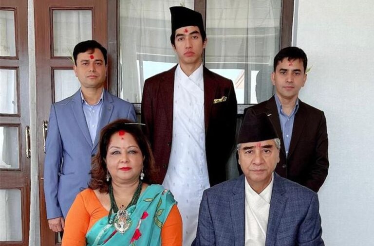 प्रधानमन्त्री देउवाबाट विजयादशमीको टीका ग्रहण