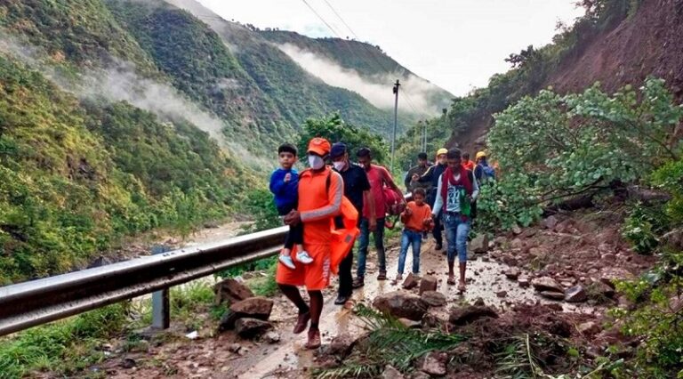 भारतको उत्तराखण्ड र केरलामा बाढी पहिरोबाट ९६ जनाको ज्यान गयो