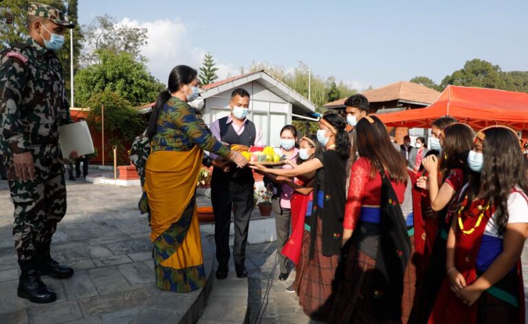 राष्ट्रपति कार्यालयको आँगनमा देउसीभैलो, राष्ट्रपतिले दिइन् सेलरोटीसहित दक्षिणा दान