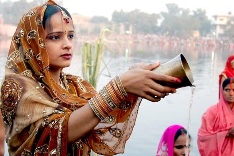 आज छठ पर्वको मुख्य दिन : अस्ताउँदो सूर्यलाई विधिपूर्वक अर्घ्य दिइँदै